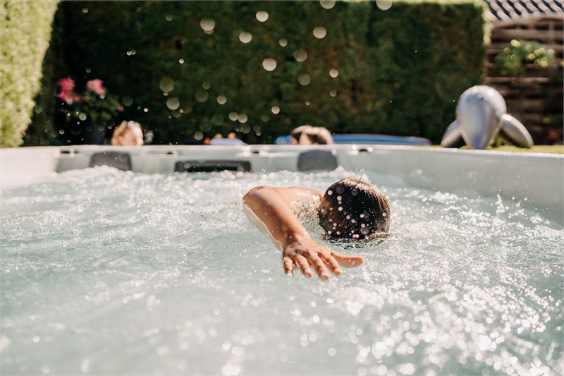 Mann beim Schwimm-Training im Swimspa