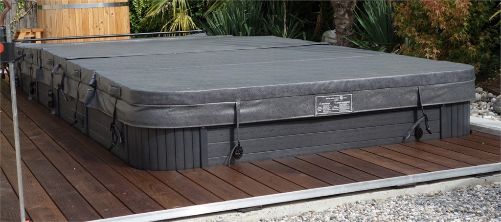 Installationsbeispiel eines manuellen Abdeckungssystems f&uuml;r Schwimm-Spas