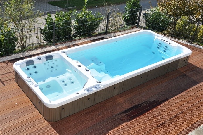 Schwimmspa mit getrennten Becken - eines f&uuml;rs Schwimmen, eines f&uuml;rs Whirlen