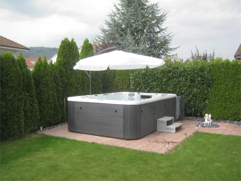 Ist es besser den Schwimmspa im Boden zu versenken oder ihn frei stehen